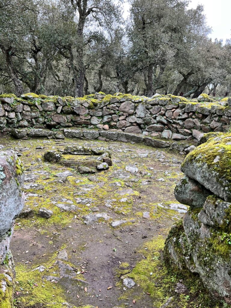 Romanzesu, Il Villaggio Santuario Nuragico Olbia Romanzesu Capanna Nuragica