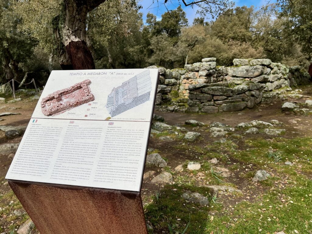 Romanzesu, Il Villaggio Santuario Nuragico Olbia Romanzesu Infografica Tempio Megaron
