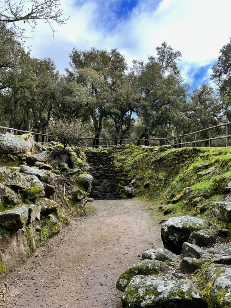 Romanzesu, Il Villaggio Santuario Nuragico Olbia Romanzesu Pozzo Sacro